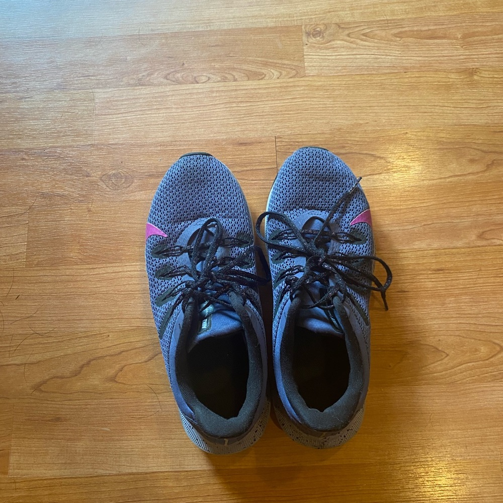 purple nike running shoes